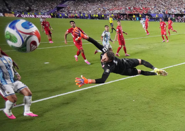Argentina strike late in extra time to sink 10-man Swiss and reach World Cup semis- Ảnh 2.