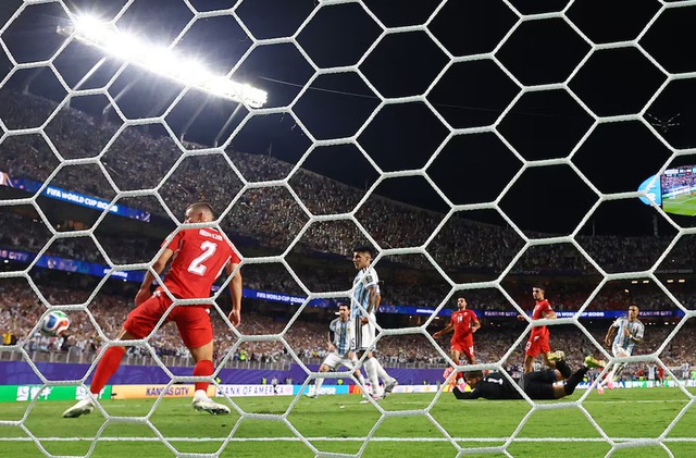 Argentina strike late in extra time to sink 10-man Swiss and reach World Cup semis- Ảnh 5.