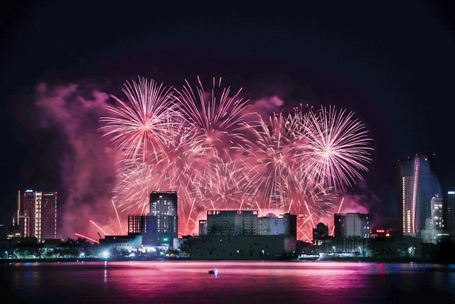 2026 Da Nang International Fireworks Festival attracts record 2.72 million visitor stays- Ảnh 1.