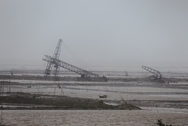 Heavy floods submerge roads, vehicles in northern China- Ảnh 1.