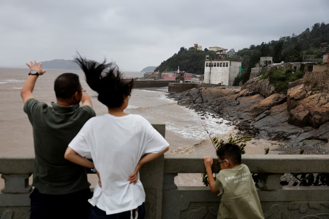 Heavy floods submerge roads, vehicles in northern China- Ảnh 4.