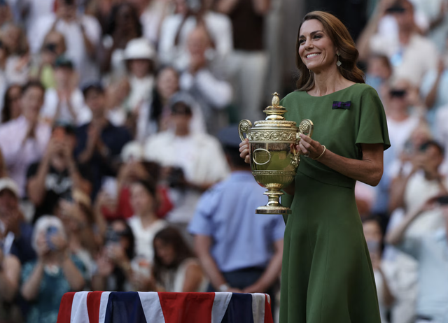 Sinner fends off Zverev in power battle to retain Wimbledon crown - Ảnh 1.