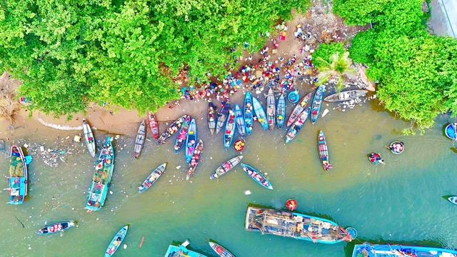 Floating market comes alive at dawn at Vietnam estuary- Ảnh 4.