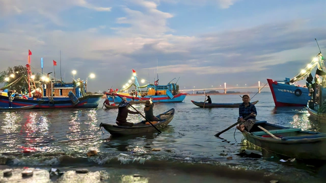 Floating market comes alive at dawn at Vietnam estuary- Ảnh 8.