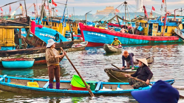 Floating market comes alive at dawn at Vietnam estuary- Ảnh 7.