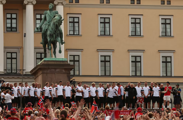 Norway turn World Cup heartbreak into celebration as huge crowds pack capital - Ảnh 1.