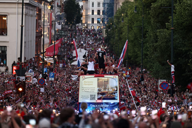 Norway turn World Cup heartbreak into celebration as huge crowds pack capital - Ảnh 2.