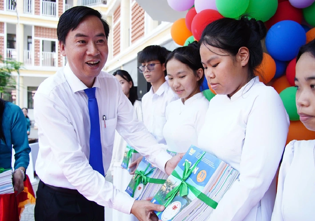 Da Nang commune introduces Vietnam's first rules on phone, social media use for students under 16- Ảnh 2.