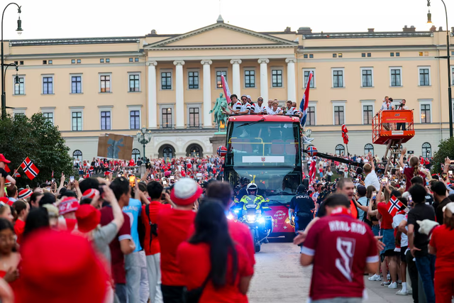 Norway turn World Cup heartbreak into celebration as huge crowds pack capital - Ảnh 6.