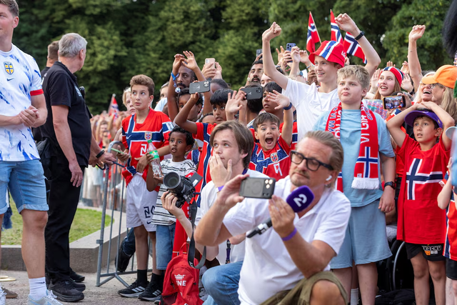 Norway turn World Cup heartbreak into celebration as huge crowds pack capital - Ảnh 7.