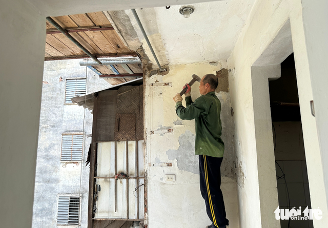 Residents live in fear as 50-year-old apartment complex falls into severe disrepair - Ảnh 9.