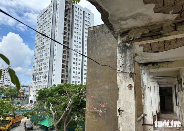 Residents live in fear as 50-year-old apartment complex falls into severe disrepair - Ảnh 10.