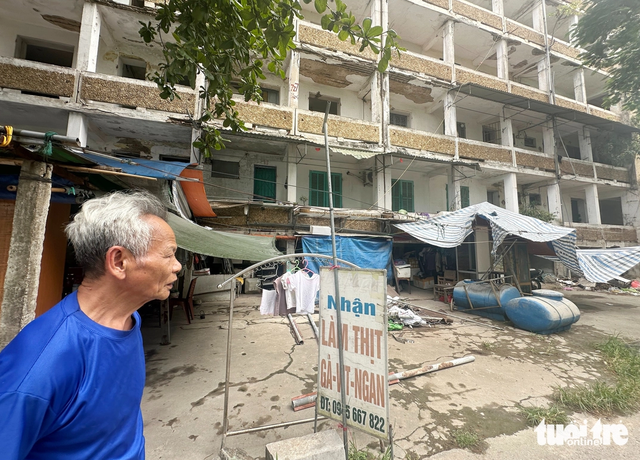 Residents live in fear as 50-year-old apartment complex falls into severe disrepair - Ảnh 1.