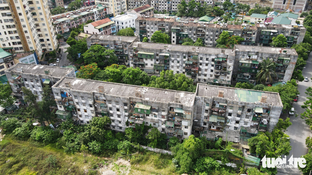 Residents live in fear as 50-year-old apartment complex falls into severe disrepair - Ảnh 2.