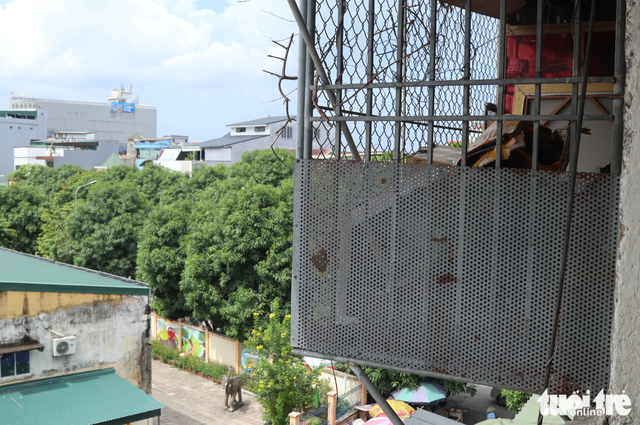 Residents live in fear as 50-year-old apartment complex falls into severe disrepair - Ảnh 3.