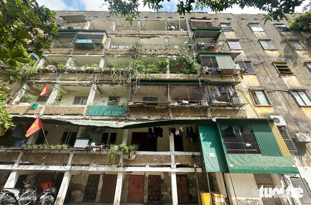 Residents live in fear as 50-year-old apartment complex falls into severe disrepair - Ảnh 4.