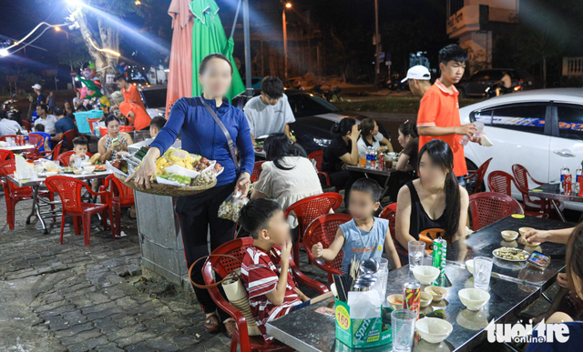 Da Nang tightens crackdown on street vendors, fire-breathing performers at eateries - Ảnh 1.