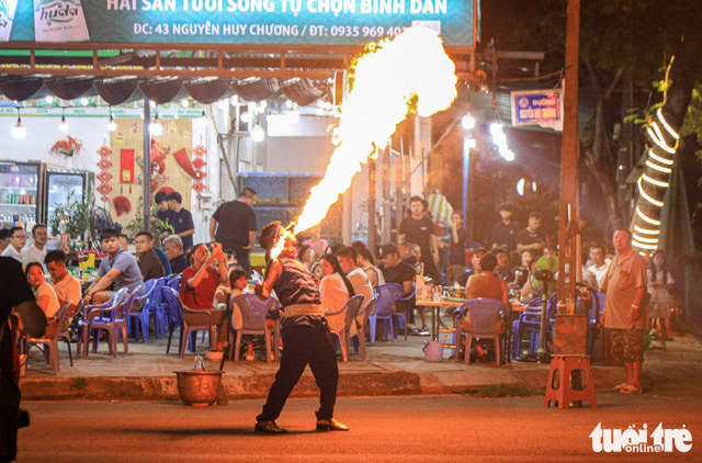 Da Nang tightens crackdown on street vendors, fire-breathing performers at eateries - Ảnh 2.