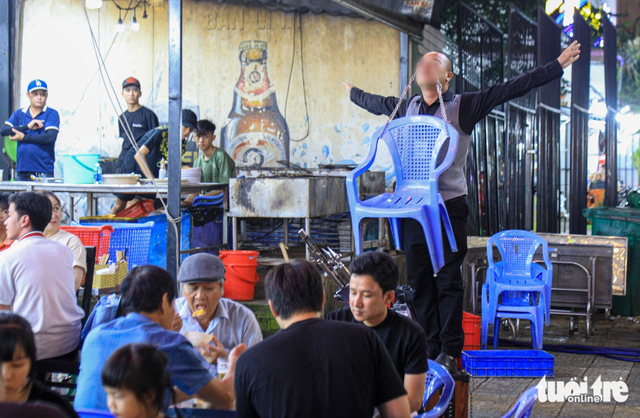 Da Nang tightens crackdown on street vendors, fire-breathing performers at eateries - Ảnh 3.