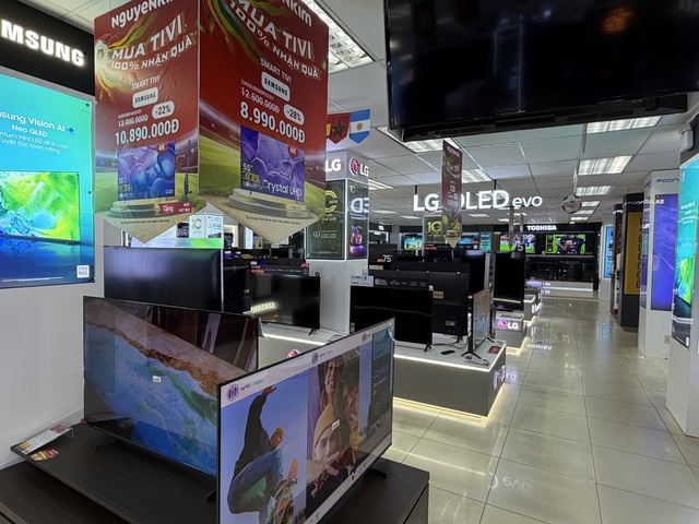 Why are display TVs in Vietnam selling for as little as $57?  - Ảnh 2.