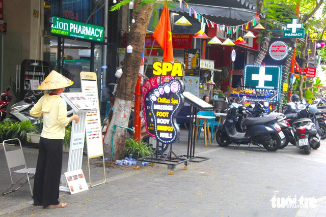 Vietnamese tourists puzzled by foreign-language-only shop signs in Da Nang- Ảnh 9.