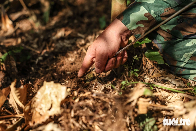 Soldiers risk lives clearing mines on Vietnam's Vi Xuyen battlefield- Ảnh 9.