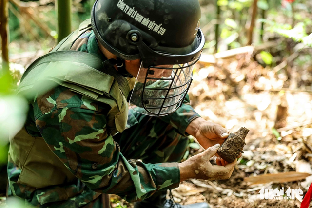 Soldiers risk lives clearing mines on Vietnam's Vi Xuyen battlefield- Ảnh 17.