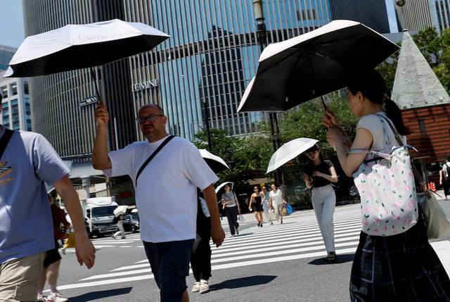 Keeping cool, Tokyo style: Shorts, sneakers and no ties - Ảnh 2.