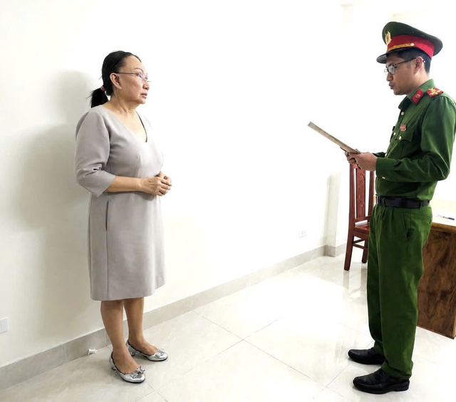 Vietnam police charge 3 jewelry store owners in cross-border diamond smuggling investigation - Ảnh 1.