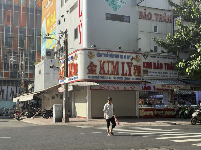 Vietnam police charge 3 jewelry store owners in cross-border diamond smuggling investigation - Ảnh 2.