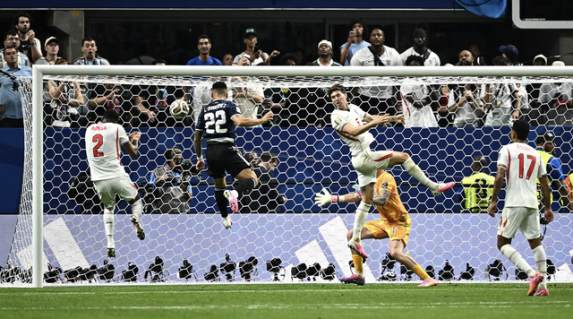 Argentina late show sinks England and sets up World Cup final against Spain - Ảnh 1.