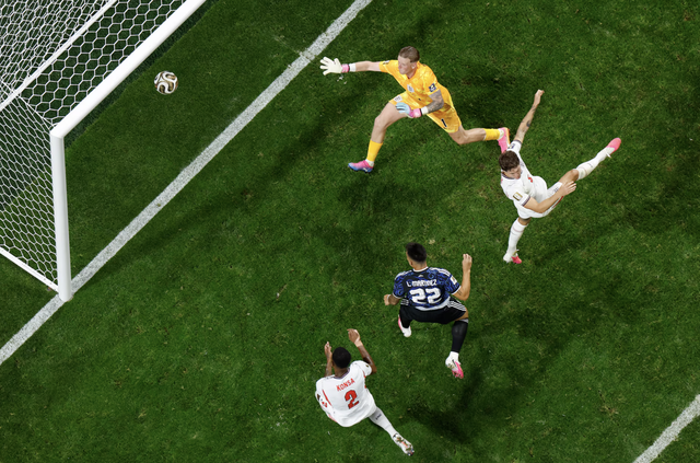 Argentina late show sinks England and sets up World Cup final against Spain - Ảnh 2.