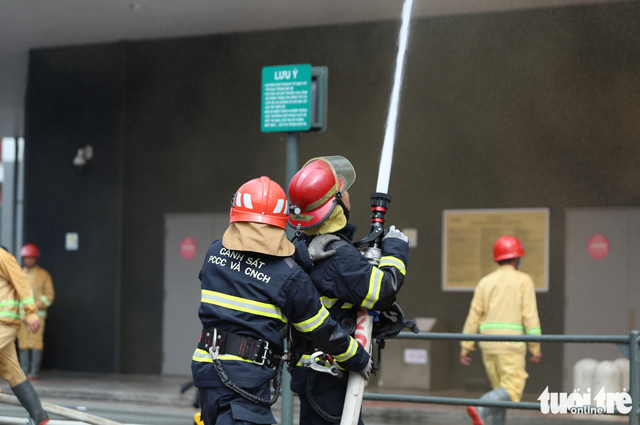 Over 700 people take part in fire drill at Ho Chi Minh City shopping mall- Ảnh 10.