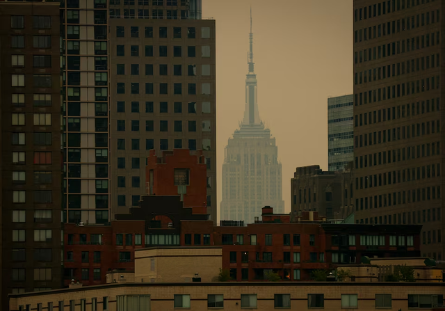 Canada wildfire smoke blankets US Midwest, Northeast with hazardous air- Ảnh 2.