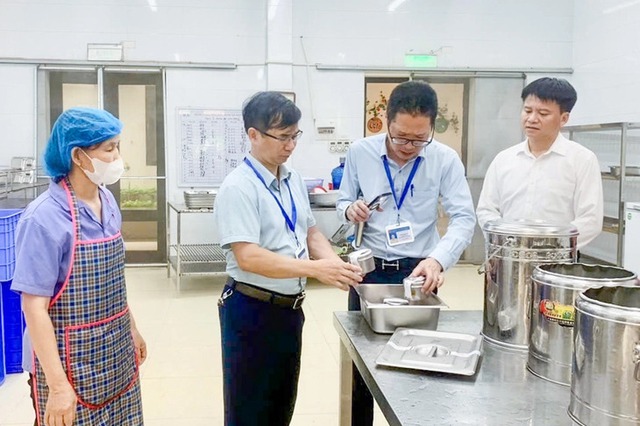 Vietnam seeks to revamp food safety law to stop unsafe food at its source - Ảnh 1.