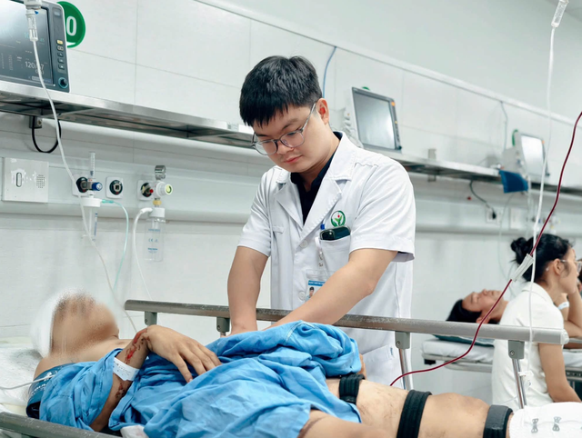 Hanoi hospitals race to treat 28 survivors after fatal expressway passenger bus crash- Ảnh 1.