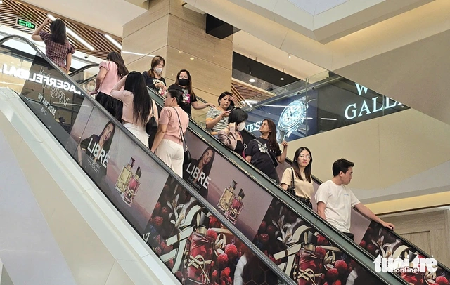 In Vietnam, Gen Z emerges as shopping malls' unlikely savior- Ảnh 5.