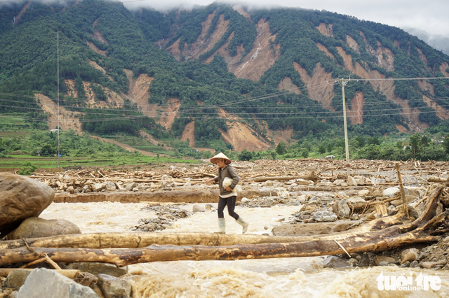 Hundreds evacuated as landslide threat looms over flood-hit Lai Chau in Vietnam- Ảnh 1.