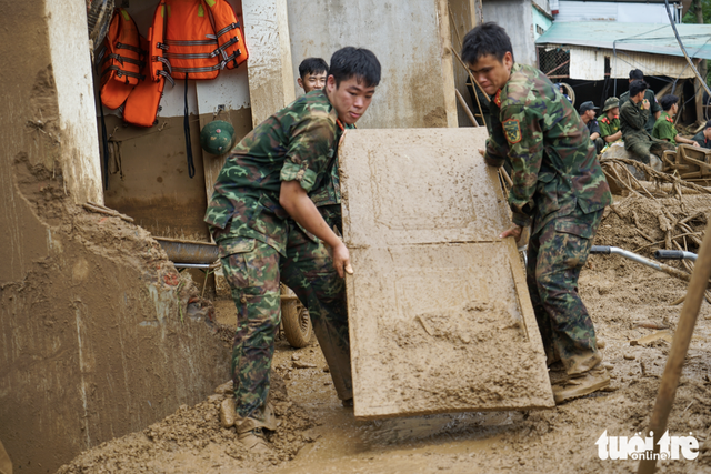 Hundreds evacuated as landslide threat looms over flood-hit Lai Chau in Vietnam- Ảnh 2.