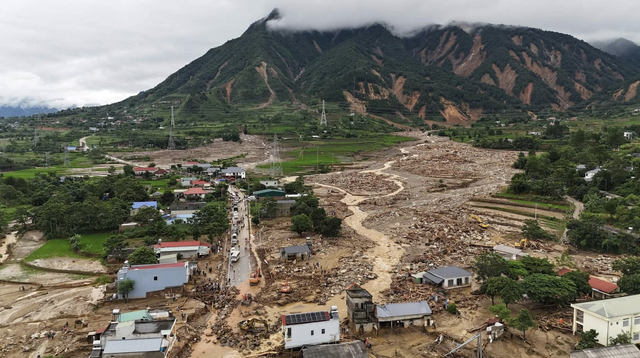 Hundreds evacuated as landslide threat looms over flood-hit Lai Chau in Vietnam- Ảnh 3.