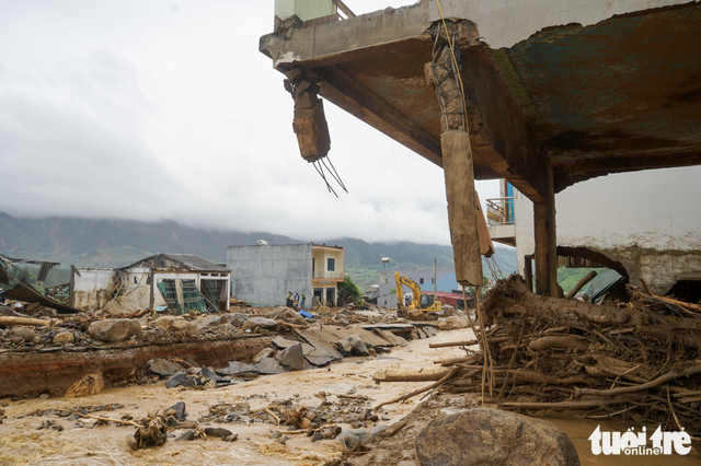 Hundreds evacuated as landslide threat looms over flood-hit Lai Chau in Vietnam- Ảnh 4.