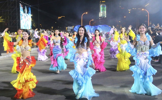 Carnival parade lights up Vietnam's Nha Trang, captivates foreign visitors- Ảnh 1.
