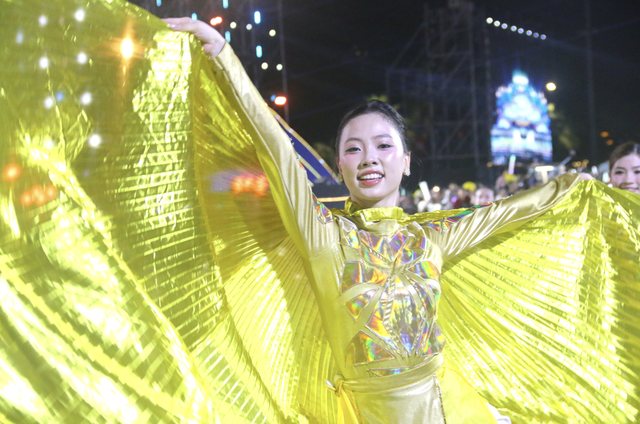 Carnival parade lights up Vietnam's Nha Trang, captivates foreign visitors- Ảnh 2.