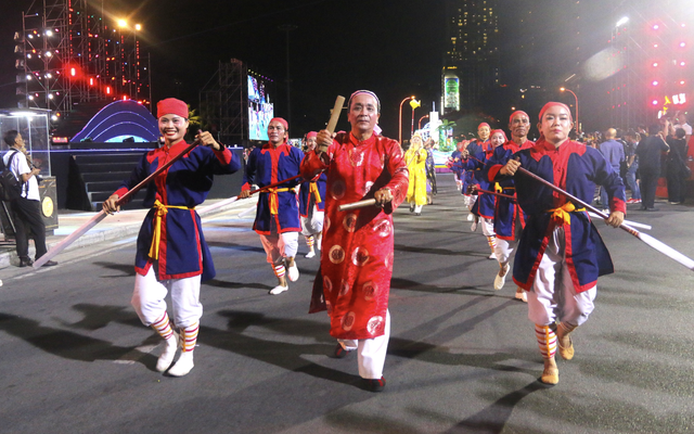 Carnival parade lights up Vietnam's Nha Trang, captivates foreign visitors- Ảnh 3.