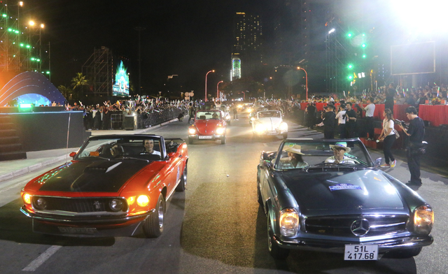 Carnival parade lights up Vietnam's Nha Trang, captivates foreign visitors- Ảnh 4.