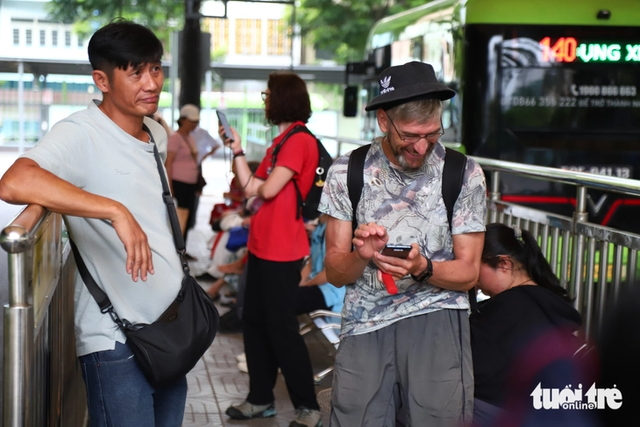 Int’l tourists can validate free bus trips in Ho Chi Minh City with bank cards, contactless payments: official- Ảnh 1.