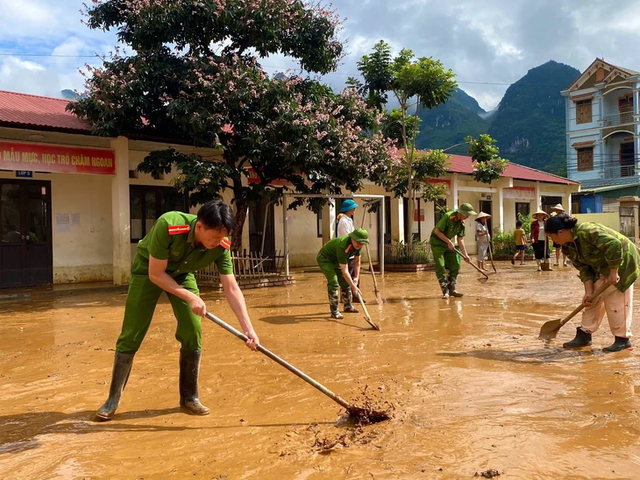 Villages submerged after heavy rains trigger flooding in northern Vietnam- Ảnh 9.