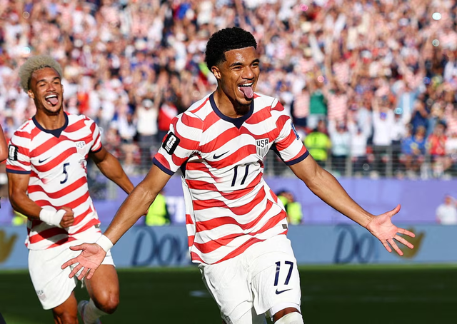 US keep World Cup dream alive with gutsy win over Bosnia - Ảnh 1.