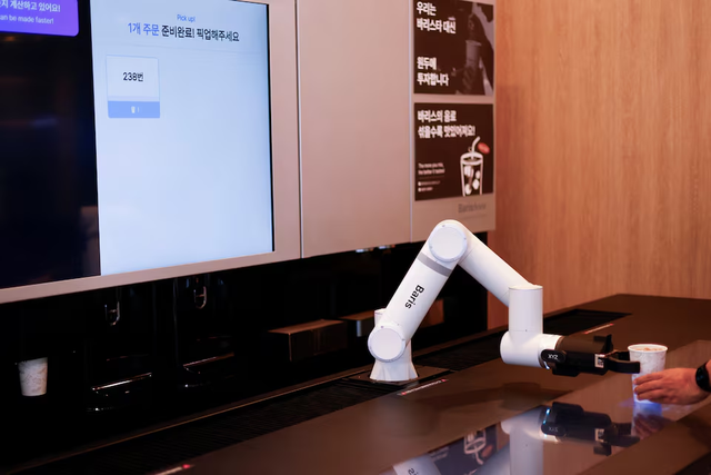 South Korean shops turn to robots, self-service to escape labour woes - Ảnh 1.