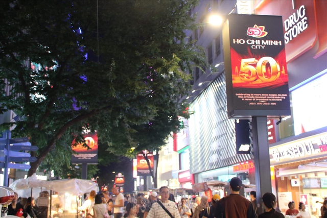 Ho Chi Minh City anniversary images displayed on giant screens in central Seoul- Ảnh 3.
